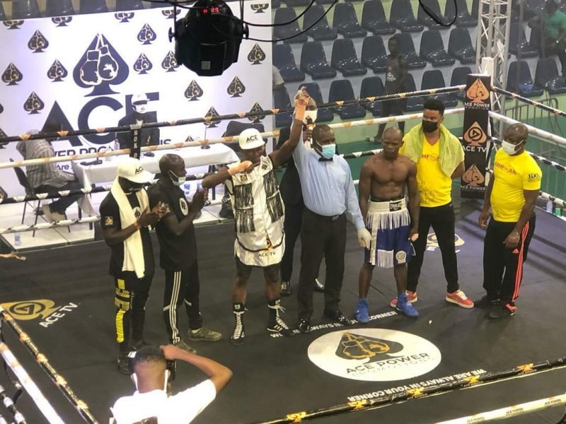 Robert Quaye drops Mouibi Sarouna twice to a second round stoppage